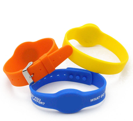 GIẢI PHÁP RFID QUẢN LÝ ĐIỂM DANH TỰ ĐỘNG vong-deo-tay