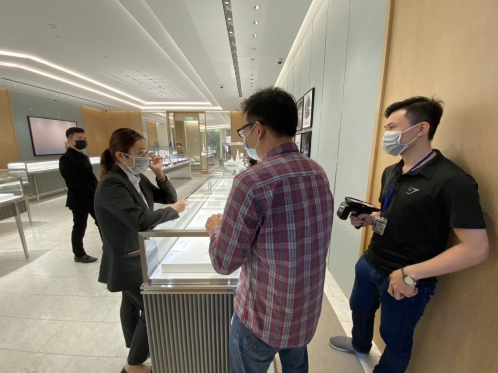 CÔNG NGHỆ RFID: GIẢI PHÁP TỐI ƯU TRONG QUẢN LÝ TRANG SỨC Dán tem RFID tại cửa hàng Tiffany